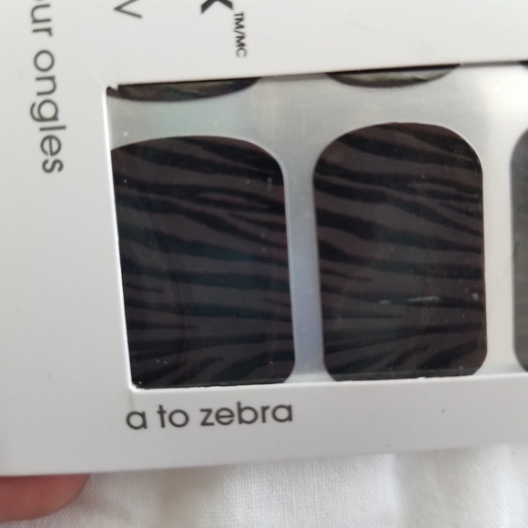 essie Sleek Stick UVCured Nail Appliqué A to Zebra - Picture 4 of 6